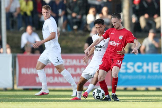 23.07.2026, Herren, Fussball, Saison 2026 2027, Regionalliga Bayern, 1. Spieltag: TSV Aubstadt - 1. FC Schweinfurt 1905 Joshua Endres ( 33, TSV Aubstadt) und Mustafa Alper Özden ( 20, 1. FC Schweinfurt 1905) Sulzfeld Schulstadion Aubstadt (NGN Arena) Bayern Deutschland *** July 23, 2026, Men s Soccer, 2026–2027 Season, Bavarian Regional League, Matchday 1: TSV Aubstadt 1, FC Schweinfurt 1905 1; Joshua Endres (33), TSV Aubstadt, and Mustafa Alper Özden (20), 1 FC Schweinfurt 1905; Sulzfeld Schulstadion, Aubstadt; NGN Arena, Bavaria, Germany