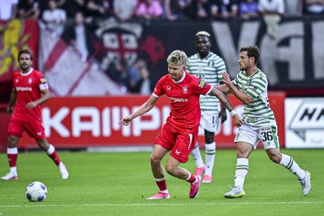 ENSCHEDE , 23-07-2026 , Stadium Grolsch Veste , season 2026 2027 , UEFA Europa League play-off football , match between FC Twente and Ferencvarosi , picture shows FC Twente player Kristian Hlynsson and Ferencvarosi player Gabi Kanichowsky Twente - Ferencvarosi  x205167465x Copyright: