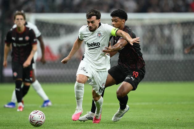 Besiktas v Midtjylland - UEFA Europa League second qualifying round ISTANBUL, TURKIYE - JULY 23: Orkun Kokcu (L) of Besiktas competes against Pedro Bravo (R) of Midtjylland during the UEFA Europa League second qualifying round first leg match between Besiktas and Midtjylland at Tupras Stadium in Istanbul, Turkiye on July 23, 2026. Arif Hudaverdi Yaman Anadolu Istanbul Turkey. Editorial use only. Please get in touch for any other usage.  Copyright: x2026xAnadoluxArifxHudaverdixYamanx