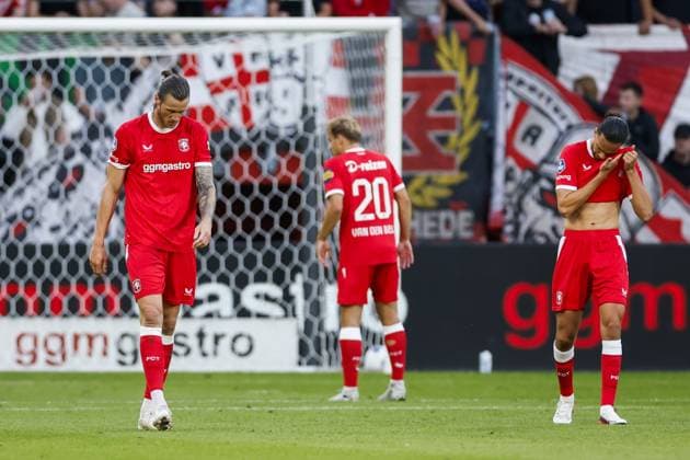 ENSCHEDE - (lr) Wout Weghorst of FC Twente, Ramiz Zerrouki of FC Twente react after the 0-1 during the UEFA Europa League Second Qualifying Round match between FC Twente and Ferencvaros at Stadion De Grolsch Veste on July 23, 2026 in Enschede, the Netherlands. PIETER STAM DE JONGE ANP UEFA Europa League - Second qualifying round 1st leg 2026-2027 xVIxANPxSportx xxANPxIVx 564143304 originalFilename: 564143304.jpg