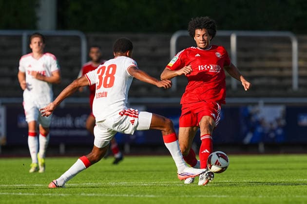 23.07.2026, xydrx, Fußball, Testspiel, SV Bergisch Gladbach 09 - 1.FC Köln, Saison 2026 2027, BELKAW-Arena: Youssoupha Niang (1.FC Köln, 38) im Zweikampf gegen Eliot Albert (SV Bergisch Gladbach 09, 24) DFB regulations prohibit any use of photographs as image sequences and or quasi-video. *** July 23, 2026, xydrx, Soccer, Friendly Match, SV Bergisch Gladbach 09 vs. 1 FC Köln, 2026–2027 Season, BELKAW Arena: Youssoupha Niang (1 FC Köln) challenges Eliot Albert (SV Bergisch Gladbach 09) in a tackle, 38. DFB regulations prohibit any use of photographs as image sequences and or quasi-video. Copyright: HMBxMedia YannisxDreimann