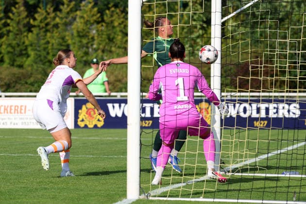 VfL - Eindhoven, Testspiel, Frauen Gifhorn, 23.07.2026, Fußball, Frauen, Saison 2026 27, VfL Wolfsburg vs PSV Eindhoven, Testspiel: Cecilie Floe Nielsen (VfL Wolfsburg) schießt Tor zum 1:0 Niedersachsen Deutschland *** VfL Eindhoven, Friendly Match, Gifhorn Women, July 23, 2026, Soccer, Women, 2026–27 Season, VfL Wolfsburg vs. PSV Eindhoven, Friendly Match: Cecilie Floe Nielsen of VfL Wolfsburg scores the 1–0 goal, Lower Saxony, Germany