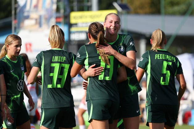 VfL - Eindhoven, Testspiel, Frauen Gifhorn, 23.07.2026, Fußball, Frauen, Saison 2026 27, VfL Wolfsburg vs PSV Eindhoven, Testspiel: Cecilie Floe Nielsen (VfL Wolfsburg) jubelt mit der Mannschaft nach ihrem Tor zum 1:0 Niedersachsen Deutschland *** VfL Eindhoven, Friendly Match, Gifhorn Women, July 23, 2026, Soccer, Women, 2026–27 Season, VfL Wolfsburg vs. PSV Eindhoven, Friendly Match: Cecilie Floe Nielsen of VfL Wolfsburg celebrates with the team after scoring the 1–0 goal in Lower Saxony, Germany