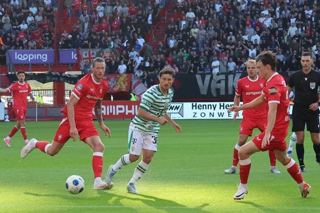 ENSCHEDE - FC Twente player Wout Weghorst with Ferencvaros player Gabi Kanichowsky during the UEFA Europa League second qualifying round match between FC Twente and Ferencvaros at Grolsch Veste on July 23, 2026 in Enschede, the Netherlands. (Photo by DeFodi Images) - *** ENSCHEDE FC Twente player Wout Weghorst with Ferencvaros player Gabi Kanichowsky during the UEFA Europa League second qualifying round match between FC Twente and Ferencvaros at Grolsch Veste on July 23, 2026, in Enschede, the Netherlands. Photo by DeFodi Images