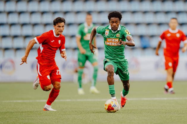 SOCCER - UEFA ECL, Santa Coloma vs Rapid ANDORRA LA VELLA,ANDORRA,23.JUL.26 - SOCCER - UEFA Conference League, qualification, FC Santa Coloma vs SK Rapid Wien. Image shows Alex Gomez (Santa Coloma) and Moulaye Haidara (Rapid).  GEPAxpictures xAlexanderxSolc