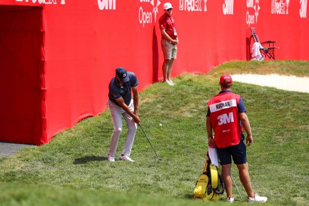 Matt Kuchar of the United States hits a chip shot from the rough onto the 18th green during the first round of the 2026 3M Open at TPC Twin Cities on July 23, 2026 in Blaine, Minnesota. CSM Golf 2026: PGA, Golf Herren 3M Open: Round 1  - ZUMAc04_ 20260723_zma_c04_090 Copyright: xStevenxGarciax