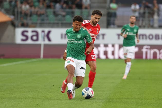 Chima Okoroji (FC St.Gallen), Rafa Silva (S.L.Benfica) in action, with the ball during the UEFA Europa League second qualifying round 2026 27 first-leg match St.Gallen - SL Benfica at Sitterstadion in St. Gallen, Switzerland, July 23, 2026 *** Chima Okoroji of FC St. Gallen and Rafa Silva of SL Benfica in action, with the ball, during the first leg of the 2026–27 UEFA Europa League second qualifying round match between FC St. Gallen and SL Benfica at Sitterstadion in St. Gallen, Switzerland, on July 23, 2026 Copyright: HMBxMedia JoaquimxFerreira
