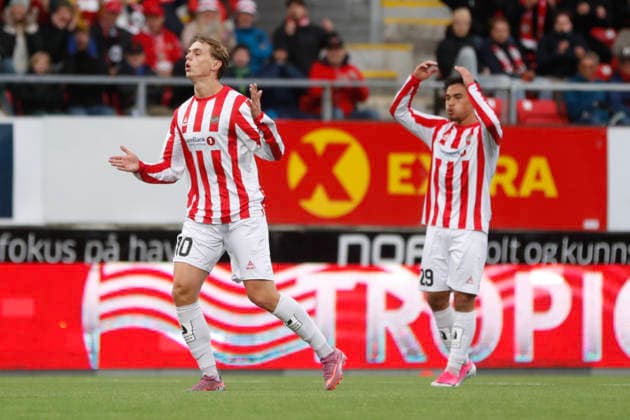 Europaligaen menn, 2. kvalifiseringsrunde 1. kamp 2026: Tromso - Hradec KralovÃ Tromso 20260723. Tromsos Troy Nyhammer og Alexander Warneryd under kampen i Europaligaen i fotball mellom Tromso og Hradec KralovÃ pa Romssa Arena. Foto: Rune Stoltz Bertinussen NTB Tromso Norge EDITORIAL USE ONLY. RESTRICTED USE FOR BETTING COMPANIES Ref:_SPOQ1vRGq2cgbY.jpg *** Men s Europa League, 2nd Qualifying Round, Match 1, 2026, Tromsø vs. Hradec Králové, Tromsø, July 23, 2026. Tromsø’s Troy Nyhammer and Alexander Warneryd during the Europa League soccer match between Tromsø and Hradec Králové at Romssa Arena Photo by Rune Stoltz Bertinussen, NTB, Tromsø, Norway. EDITORIAL USE ONLY. RESTRICTED USE FOR BETTING COMPANIES  Copyright: xRunexStoltzxBertinussenx xNTBx