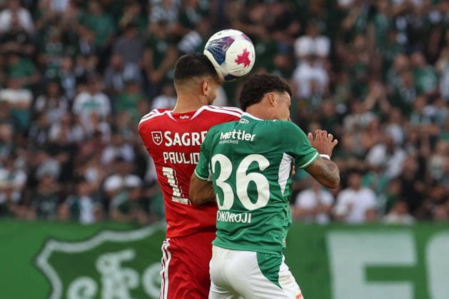 Vangelis Pavlidis (S.L.Benfica), Chima Okoroji (FC St.Gallen) in action, with the ball during the UEFA Europa League second qualifying round 2026 27 first-leg match St.Gallen - SL Benfica at Sitterstadion in St. Gallen, Switzerland, July 23, 2026 *** Vangelis Pavlidis of SL Benfica and Chima Okoroji of FC St. Gallen in action with the ball during the first leg of the 2026–27 UEFA Europa League second qualifying round match between St. Gallen and SL Benfica at Sitterstadion in St. Gallen, Switzerland, on July 23, 2026 Copyright: HMBxMedia JoaquimxFerreira