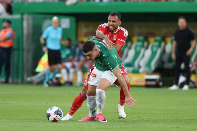 Jozo Stanic (FC St.Gallen), Vangelis Pavlidis (S.L.Benfica) in action, with the ball during the UEFA Europa League second qualifying round 2026 27 first-leg match St.Gallen - SL Benfica at Sitterstadion in St. Gallen, Switzerland, July 23, 2026 *** Jozo Stanic of FC St. Gallen and Vangelis Pavlidis of SL Benfica in action, with the ball, during the first leg of the 2026–27 UEFA Europa League second qualifying round match between FC St. Gallen and SL Benfica at Sitterstadion in St. Gallen, Switzerland, on July 23, 2026 Copyright: HMBxMedia JoaquimxFerreira