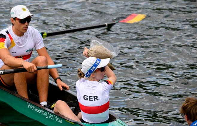 Team Deutschland, Steuerfrau WEGELE Mia, zeigt Ihr Gewicht, l. GRONBACH Leon, BM8x, U23 Men s Eight, am 23.07.2026 Rudern U-23 Weltmeisterschaft vom 23.07.- 26.07.2026 in Duisburg Deutschland. Regattabahn *** Team Germany, coxswain Mia WEGELE, shows her weight; Leon GRONBACH, BM8x, U23 Men’s Eight, on July 23, 2026, at the U23 World Rowing Championships from July 23–26, 2026, at the Duisburg Rowing Course in Germany