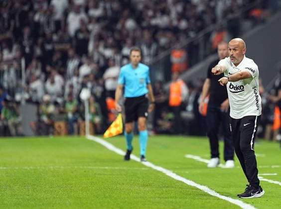 Besiktas v Midtjylland - UEFA Europa League second qualifying round ISTANBUL, TURKIYE - JULY 23: Head coach Vincenzo Italiano of Besiktas gives tactics to his players during the UEFA Europa League second qualifying round first leg match between Besiktas and Midtjylland at Tupras Stadium in Istanbul, Turkiye on July 23, 2026. Esra Bilgin Anadolu Istanbul Turkey. Editorial use only. Please get in touch for any other usage.  Copyright: x2026xAnadoluxEsraxBilginx