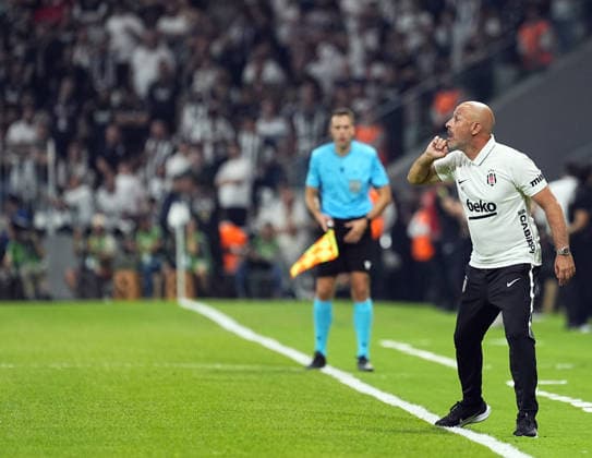 Besiktas v Midtjylland - UEFA Europa League second qualifying round ISTANBUL, TURKIYE - JULY 23: Head coach Vincenzo Italiano of Besiktas gives tactics to his players during the UEFA Europa League second qualifying round first leg match between Besiktas and Midtjylland at Tupras Stadium in Istanbul, Turkiye on July 23, 2026. Esra Bilgin Anadolu Istanbul Turkey. Editorial use only. Please get in touch for any other usage.  Copyright: x2026xAnadoluxEsraxBilginx