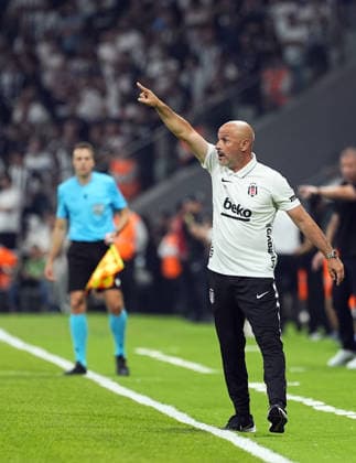 Besiktas v Midtjylland - UEFA Europa League second qualifying round ISTANBUL, TURKIYE - JULY 23: Head coach Vincenzo Italiano of Besiktas gives tactics to his players during the UEFA Europa League second qualifying round first leg match between Besiktas and Midtjylland at Tupras Stadium in Istanbul, Turkiye on July 23, 2026. Esra Bilgin Anadolu Istanbul Turkey. Editorial use only. Please get in touch for any other usage.  Copyright: x2026xAnadoluxEsraxBilginx