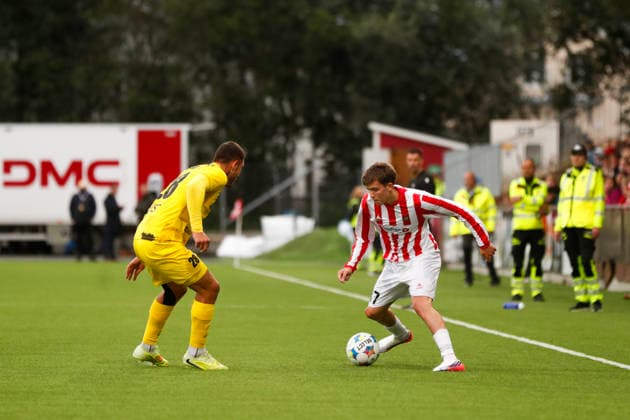 Europaligaen menn, 2. kvalifiseringsrunde 1. kamp 2026: Tromso - Hradec KralovÃ Tromso 20260723. Hradec KralovÃ s Jakub Kucera i duell med Tromsos Sander Innvaer under kampen i Europaligaen i fotball mellom Tromso og Hradec KralovÃ pa Romssa Arena. Foto: Rune Stoltz Bertinussen NTB Tromso Norge EDITORIAL USE ONLY. RESTRICTED USE FOR BETTING COMPANIES Ref:_SPOtQiBzjkGGxg.jpg *** Men s Europa League, 2nd Qualifying Round, Match 1, 2026, Tromsø vs. Hradec Králové, Tromsø, July 23, 2026. Hradec Králové’s Jakub Kucera battles Tromsø’s Sander Innvaer during the Europa League soccer match between Tromsso and Hradec KralovÃ at Romssa Arena. Photo: Rune Stoltz Bertinussen, NTB, Tromso, Norway. EDITORIAL USE ONLY. RESTRICTED USE FOR BETTING COMPANIES  Copyright: xRunexStoltzxBertinussenx xNTBx