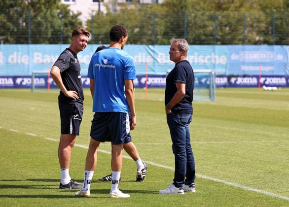 Fussball, Herren, Regionalliga Bayern, Saison 2026 2027, TSV 1860 München, Training Vincent Saller, Co-Trainer (TSV 1860 München) mit Samuel Althaus (TSV 1860 München) und Gernot Mang, Präsident (TSV 1860 München) (v.l.n.r.) im Gespräch auf dem Platz *** Soccer, Men s, Bavarian Regional League, 2026–2027 Season, TSV 1860 Munich, Training: Vincent Saller, Assistant Coach of TSV 1860 Munich, with Samuel Althaus of TSV 1860 Munich and Gernot Mang, President of TSV 1860 Munich (from left to right), in conversation on the field
