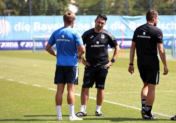 Fussball, Herren, Regionalliga Bayern, Saison 2026 2027, TSV 1860 München, Training Matthew Collins (TSV 1860 München) (li.) mit Alper Kayabunar, Trainer (TSV 1860 München) (re.) im Gespräch auf dem Platz *** Soccer, Men s, Bavarian Regional League, 2026–2027 Season, TSV 1860 Munich, Training: Matthew Collins (TSV 1860 Munich, left) with Alper Kayabunar, TSV 1860 Munich coach (right), talking on the field