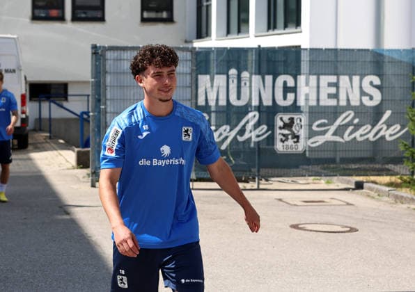 Fussball, Herren, Regionalliga Bayern, Saison 2026 2027, TSV 1860 München, Training Lance Fiedler (TSV 1860 München) auf dem Weg zum Trainingsplatz *** Soccer, Men s, Bavarian Regional League, 2026–2027 Season, TSV 1860 Munich, Training: Lance Fiedler of TSV 1860 Munich on his way to the practice field