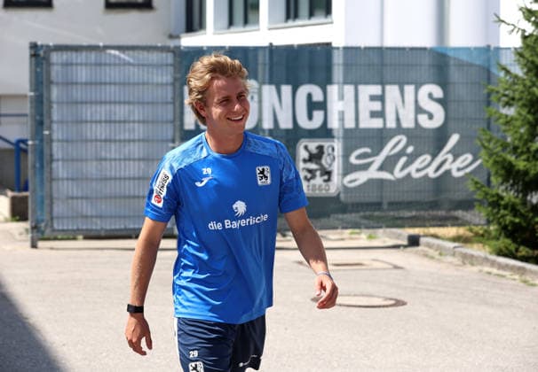 Fussball, Herren, Regionalliga Bayern, Saison 2026 2027, TSV 1860 München, Training Luis Pereira de Azambuja (TSV 1860 München) auf dem Weg zum Trainingsplatz *** Soccer, Men s, Bavarian Regional League, 2026–2027 Season, TSV 1860 Munich, Training: Luis Pereira de Azambuja of TSV 1860 Munich on his way to the practice field
