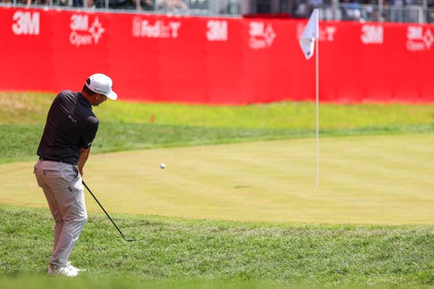 Golf 2026: PGA, Golf Herren 3M Open: Round 1 Emiliano Grillo of Argentina hits a chip shot onto the 18th green during the first round of the 2026 3M Open at TPC Twin Cities on July 23, 2026 in Blaine, Minnesota. Steven Garcia CSM (Credit Image: Â Steven Garcia Cal Media) Blaine Minnesota USA EDITORIAL USE ONLY Copyright: xx ZUMA-20260723_zma_c04_092.jpg StevenxGarciax csmphotothree505524