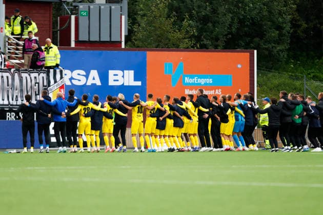Europaligaen menn, 2. kvalifiseringsrunde 1. kamp 2026: Tromso - Hradec KralovÃ Tromso 20260723. Hradec KralovÃ jubler sammen med supporterne etter jampen i Europaligaen i fotball mellom Tromso og Hradec KralovÃ pa Romssa Arena. Foto: Rune Stoltz Bertinussen NTB Tromso Norge EDITORIAL USE ONLY. RESTRICTED USE FOR BETTING COMPANIES Ref:_SPOL-mRuPGSJE0.jpg *** Men s Europa League, 2nd Qualifying Round, Match 1, 2026, Tromsø vs. Hradec Králové, Tromsø, July 23, 2026. Hradec Králové celebrates with its fans after the Europa League soccer match between Tromsø and Hradec Králové at Romssa Arena. Photo: Rune Stoltz Bertinussen, NTB, Tromsø, Norway. EDITORIAL USE ONLY. RESTRICTED USE FOR BETTING COMPANIES  Copyright: xRunexStoltzxBertinussenx xNTBx