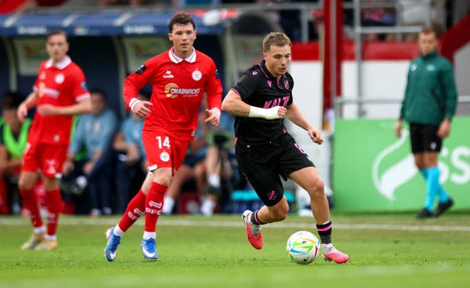 UEFA Europa Conference League Second Qualifying Round First Leg, Tolka Park, Dublin 23 7 2026 Shelbourne vs Nomme Kalju FC Kalju™ Oleksandr Musolitin and Ali Coote of Shels Oleksandr Musolitin and Ali Coote 23 7 2026  Copyright: xx RB1_3338