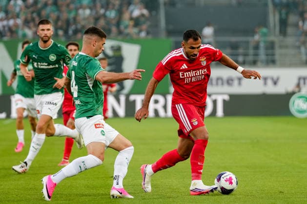 Fussball, UEFA Europa League Qualifikation: FC St. Gallen 1879 vs. Benfica Lissabon, Donnerstag, 23.07.2026 (Berit Sitterstadion, St. Gallen, Schweiz); Jozo StaniÄ‡, Jozo Stanic (4, FC St. Gallen), Evangelos Pavlidis (14, Benfica Lissabon) *** Soccer, UEFA Europa League Qualifying: FC St. Gallen 1879 vs. Benfica Lisbon, Thursday, July 23, 2026, Berit Sitter Stadium, St. Gallen, Switzerland, Jozo Stanic, Jozo Stanic 4, FC St. Gallen, Evangelos Pavlidis 14, Benfica Lisbon Copyright: xValentinxDomgjonix