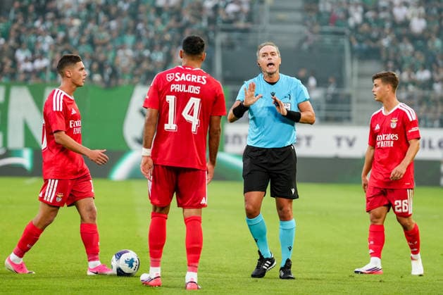 Fussball, UEFA Europa League Qualifikation: FC St. Gallen 1879 vs. Benfica Lissabon, Donnerstag, 23.07.2026 (Berit Sitterstadion, St. Gallen, Schweiz); Luca Pairetto (Schiedsrichter), Evangelos Pavlidis (14, Benfica Lissabon), Samuel Dahl (26, Benfica Lissabon), Heorhiy Sudakov (10, Benfica Lissabon) *** Soccer, UEFA Europa League Qualifying: FC St. Gallen 1879 vs. Benfica Lisbon, Thursday, July 23, 2026, Berit Sitter Stadium, St. Gallen, Switzerland; Referee: Luca Pairetto; Evangelos Pavlidis 14, Benfica Lisbon; Samuel Dahl 26, Benfica Lisbon, Heorhiy Sudakov 10, Benfica Lisbon Copyright: xValentinxDomgjonix