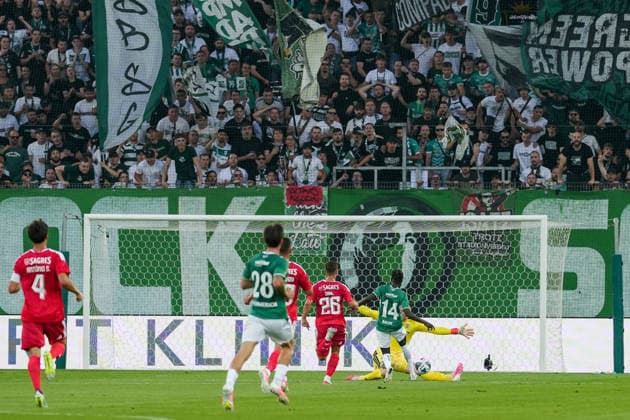 Fussball, UEFA Europa League Qualifikation: FC St. Gallen 1879 vs. Benfica Lissabon, Donnerstag, 23.07.2026 (Berit Sitterstadion, St. Gallen, Schweiz); Torchance von Aliou BaldÃ , Aliou Balde (14, FC St. Gallen) *** Soccer, UEFA Europa League Qualifying: FC St. Gallen 1879 vs. Benfica Lisbon, Thursday, July 23, 2026, Berit Sitter Stadium, St. Gallen, Switzerland. Scoring chance by Aliou Balde, Aliou Balde 14, FC St. Gallen Copyright: xValentinxDomgjonix