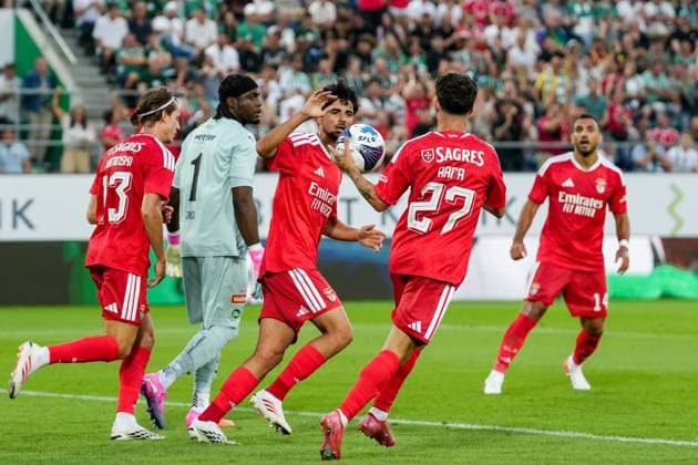 Fussball, UEFA Europa League Qualifikation: FC St. Gallen 1879 vs. Benfica Lissabon, Donnerstag, 23.07.2026 (Berit Sitterstadion, St. Gallen, Schweiz); Rafa Silva (27, Benfica Lissabon) schiesst den Ausgleich zum 1:1 *** Soccer, UEFA Europa League Qualifying: FC St. Gallen 1879 vs. Benfica Lisbon, Thursday, July 23, 2026, Berit Sitter Stadium, St. Gallen, Switzerland. Rafa Silva, 27, of Benfica Lisbon scores the equalizer to make it 1–1. Copyright: xValentinxDomgjonix