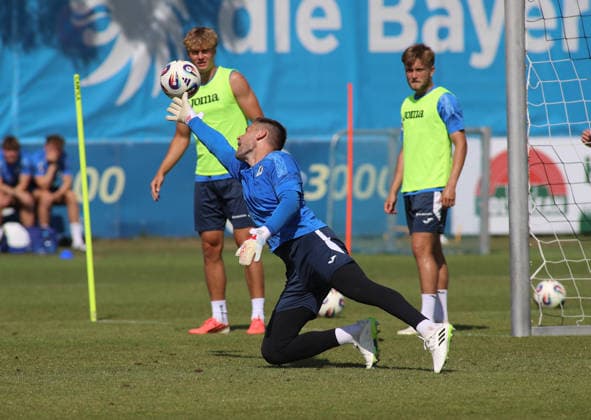 Fussball, Herren, Regionalliga Bayern, Saison 2026 2027, TSV 1860 München, Training Vitus Eicher (TSV 1860 München) streckt sich nach einem Ball, Parade, Abwehren *** Soccer, Men s, Bavarian Regional League, 2026–2027 Season, TSV 1860 Munich, Training: Vitus Eicher of TSV 1860 Munich reaches for the ball, makes a save, blocks the shot