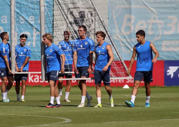 Fussball, Herren, Regionalliga Bayern, Saison 2026 2027, TSV 1860 München, Training Luis Pereira de Azambuja (TSV 1860 München) mit Samuel Althaus (TSV 1860 München) , Julian Bell (TSV 1860 München) und Loris Husic (TSV 1860 München) (v.l.n.r.) tragen ein Tor über den Trainingsplatz *** Soccer, Men s, Bavarian Regional League, 2026–2027 Season, TSV 1860 Munich, Training: Luis Pereira de Azambuja of TSV 1860 Munich, Samuel Althaus of TSV 1860 Munich, Julian Bell of TSV 1860 Munich, and Loris Husic of TSV 1860 Munich (from left to right) carry a goal across the training field