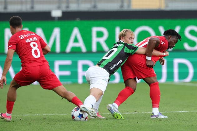 GÖTEBORG, SVERIGE 20260723 Gais Henry Sletsjoe (mitten) mot Nordsjällands Nicklas Rojkjaer (tv) och Levy Nene under onsdagens kval till till Conference League, första matchen, mellan Gais och FC Nordsjaelland pa Gamla Ullevi. GÖTEBORG SVERIGE x9200x *** GOTHENBURG, SWEDEN 20260723 GAIS Henry Sletsjoe (center) against FC Nordsjælland s Nicklas Rojkjaer (right) and Levy Nene during Wednesday s Conference League qualifier, first leg, between GAIS and FC Nordsjælland at Gamla Ullevi, GOTHENBURG, SWEDEN x9200x  Copyright: xAdamxIhse TTx CONFERENCE LEAGUE KVAL GAIS-NORDSJÄLLAND