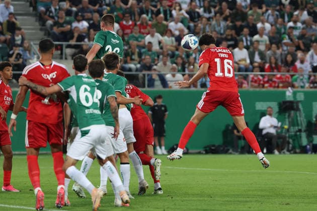 Manu Silva (S.L.Benfica) a headed chance during the UEFA Europa League second qualifying round 2026 27 first-leg match St.Gallen - SL Benfica at Sitterstadion in St. Gallen, Switzerland, July 23, 2026 *** Manu Silva of SL Benfica heads the ball during the first leg of the 2026–27 UEFA Europa League second qualifying round match between St. Gallen and SL Benfica at Sitterstadion in St. Gallen, Switzerland, on July 23, 2026 Copyright: HMBxMedia JoaquimxFerreira