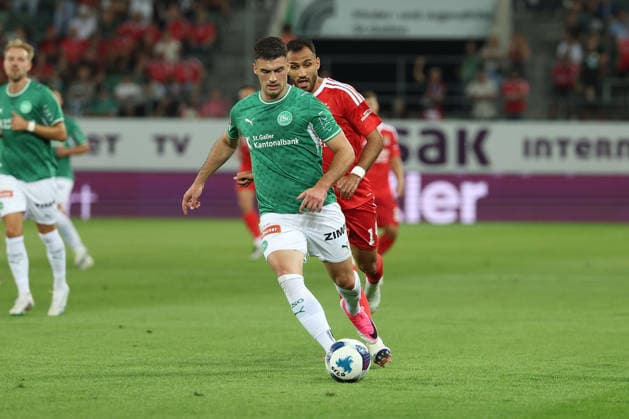 Jozo Stanic (FC St.Gallen), Vangelis Pavlidis (S.L.Benfica) in action, with the ball during the UEFA Europa League second qualifying round 2026 27 first-leg match St.Gallen - SL Benfica at Sitterstadion in St. Gallen, Switzerland, July 23, 2026 *** Jozo Stanic of FC St. Gallen and Vangelis Pavlidis of SL Benfica in action, with the ball, during the first leg of the 2026–27 UEFA Europa League second qualifying round match between FC St. Gallen and SL Benfica at Sitterstadion in St. Gallen, Switzerland, on July 23, 2026 Copyright: HMBxMedia JoaquimxFerreira
