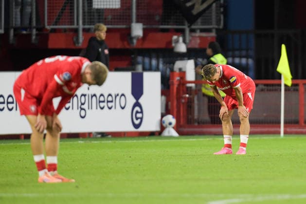 2026-07-23 FC Twente v Ferencvaros FC - UEFA Europa League ENSCHEDE, NETHERLANDS - JULY 23: players of FC Twente dissapointed during the UEFA Europa League match between FC Twente and Ferencvaros FC at De Grolsch Veste on July 23, 2026 in Enschede, Netherlands. Enschede De Grolsch Veste Netherlands Content not available for redistribution in The Netherlands directly or indirectly through any third parties. Copyright: xDennisxBresserx