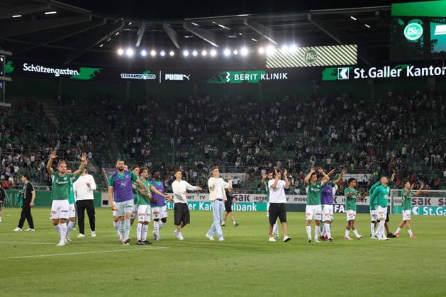 the Team from St.Gallen applauds the fans after the Match after the UEFA Europa League second qualifying round 2026 27 first-leg match St.Gallen - SL Benfica at Sitterstadion in St. Gallen, Switzerland, July 23, 2026 *** The St. Gallen team applauds the fans after the first leg of the 2026-27 UEFA Europa League second qualifying round match between St. Gallen and SL Benfica at Sitterstadion in St. Gallen, Switzerland, on July 23, 2026 Copyright: HMBxMedia JoaquimxFerreira