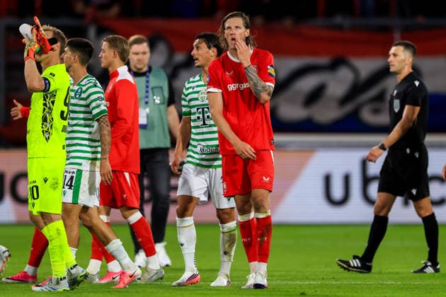 ENSCHEDE, NETHERLANDS - JULY 23: Wout Weghorst of FC Twente looks dejected after the UEFA Europa League 2026 27 second qualifying round first leg match between FC Twente and Ferencvaros at FC Twente Stadium on July 23, 2026 in Enschede, Netherlands.  Copyright: xRenexNijhuis MBxMediax