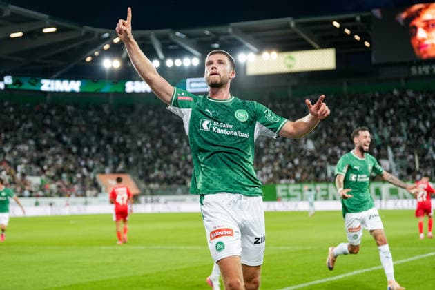 Fussball, UEFA Europa League Qualifikation: FC St. Gallen 1879 vs. Benfica Lissabon, Donnerstag, 23.07.2026 (Berit Sitterstadion, St. Gallen, Schweiz); Tom Gaal (26, FC St. Gallen) jubelt nach dem Tor zum 2:1 für den FC St. Gallen, Tor, Torjubel *** Soccer, UEFA Europa League Qualifying: FC St. Gallen 1879 vs. Benfica Lisbon, Thursday, July 23, 2026, Berit Sitter Stadium, St. Gallen, Switzerland, Tom Gaal 26, FC St. Gallen celebrates after scoring the goal that made it 2–1 for FC St. Gallen; goal; goal celebration Copyright: xValentinxDomgjonix