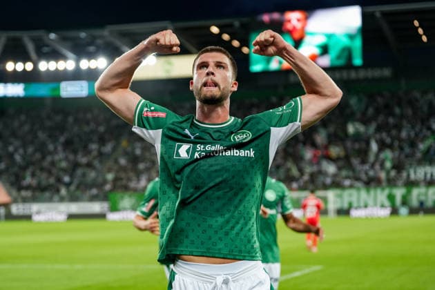 Fussball, UEFA Europa League Qualifikation: FC St. Gallen 1879 vs. Benfica Lissabon, Donnerstag, 23.07.2026 (Berit Sitterstadion, St. Gallen, Schweiz); Tom Gaal (26, FC St. Gallen) jubelt nach dem Tor zum 2:1 für den FC St. Gallen, Tor, Torjubel *** Soccer, UEFA Europa League Qualifying: FC St. Gallen 1879 vs. Benfica Lisbon, Thursday, July 23, 2026, Berit Sitter Stadium, St. Gallen, Switzerland, Tom Gaal 26, FC St. Gallen celebrates after scoring the goal that made it 2–1 for FC St. Gallen; goal; goal celebration Copyright: xValentinxDomgjonix