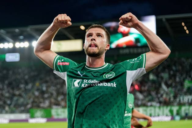 Fussball, UEFA Europa League Qualifikation: FC St. Gallen 1879 vs. Benfica Lissabon, Donnerstag, 23.07.2026 (Berit Sitterstadion, St. Gallen, Schweiz); Tom Gaal (26, FC St. Gallen) jubelt nach dem Tor zum 2:1 für den FC St. Gallen, Tor, Torjubel *** Soccer, UEFA Europa League Qualifying: FC St. Gallen 1879 vs. Benfica Lisbon, Thursday, July 23, 2026, Berit Sitter Stadium, St. Gallen, Switzerland, Tom Gaal 26, FC St. Gallen celebrates after scoring the goal that made it 2–1 for FC St. Gallen; goal; goal celebration Copyright: xValentinxDomgjonix