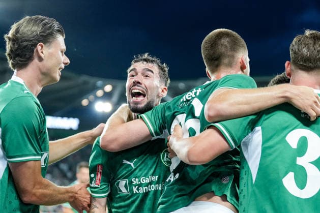 Fussball, UEFA Europa League Qualifikation: FC St. Gallen 1879 vs. Benfica Lissabon, Donnerstag, 23.07.2026 (Berit Sitterstadion, St. Gallen, Schweiz); Torjubel nach dem Tor durch Tom Gaal (26, FC St. Gallen) zum 2:1 für den FC St. Gallen *** Soccer, UEFA Europa League Qualifying: FC St. Gallen 1879 vs. Benfica Lisbon, Thursday, July 23, 2026, Berit Sitter Stadium, St. Gallen, Switzerland. Celebrations after Tom Gaal s goal in the 26th minute, FC St. Gallen takes a 2–1 lead Copyright: xValentinxDomgjonix