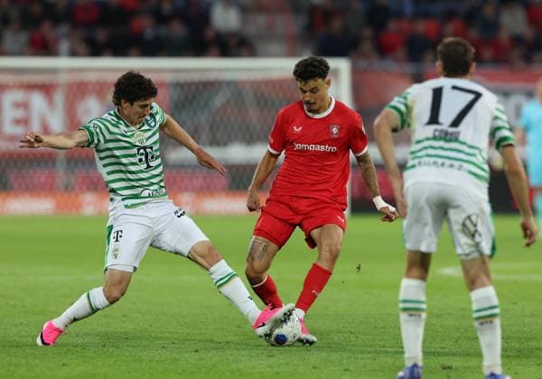 ENSCHEDE - FC Twente player Stav Lemkin with Ferencvaros player Callum O Dowda during the UEFA Europa League second qualifying round match between FC Twente and Ferencvaros at Grolsch Veste on July 23, 2026 in Enschede, the Netherlands. (Photo by DeFodi Images) - *** ENSCHEDE FC Twente player Stav Lemkin with Ferencvaros player Callum O Dowda during the UEFA Europa League second qualifying round match between FC Twente and Ferencvaros at Grolsch Veste on July 23, 2026, in Enschede, the Netherlands. Photo by DeFodi Images