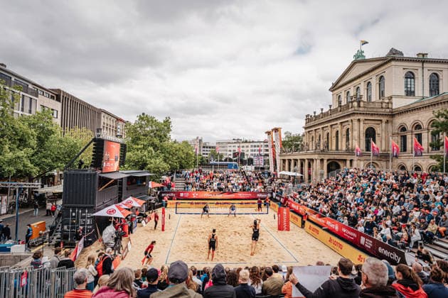Beachvolleyball Männer Allianz German Beach Club Finals Die Finals 2026 Hannover Eintracht Spontent vs. Beachclub Kiel 23.07.2026 Das ausverkaufte Stadion auf dem Opernplatz Totale Übersicht Hannover Opernplatz Niedersachsen Deutschland *** Men s Beach Volleyball Allianz German Beach Club Finals: The 2026 Finals in Hanover—Eintracht Spontent vs. Beachclub Kiel, July 23, 2026. The sold-out stadium on Opernplatz—wide shot. Hanover, Opernplatz, Lower Saxony, Germany