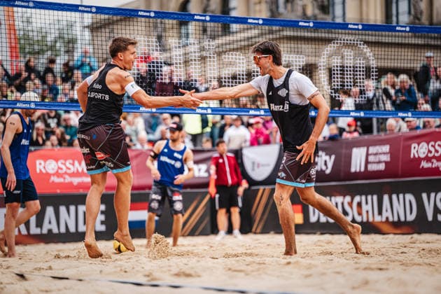 Beachvolleyball Männer Allianz German Beach Club Finals Die Finals 2026 Hannover Eintracht Spontent vs. Beachclub Kiel 23.07.2026 v.l. Luis Kubo und Niklas Held Jubel Hannover Opernplatz Niedersachsen Deutschland *** Men s Beach Volleyball Allianz German Beach Club Finals: The 2026 Finals, Hannover—Eintracht Spontent vs. Beachclub Kiel, July 23, 2026, photo by Luis Kubo and Niklas Held, celebration at Opernplatz in Hannover, Lower Saxony, Germany