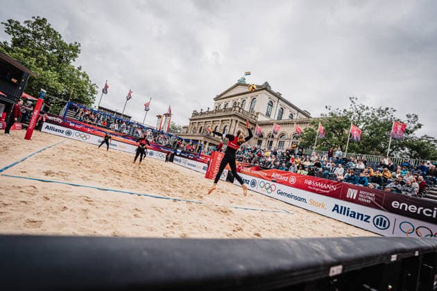 Beachvolleyball Frauen Allianz German Beach Club Finals Die Finals 2026 Hannover Eintrach Spontent vs. Olympischer Club BW 23.07.2026 Clara Dressen beim Aufschlag Hannover Opernplatz Niedersachsen Deutschland *** Women s Beach Volleyball Allianz German Beach Club Finals The 2026 Finals Hanover Eintrach Spontent vs. Olympischer Sport Club BW July 23, 2026 Clara Dressen serving Hanover Opernplatz Lower Saxony, Germany
