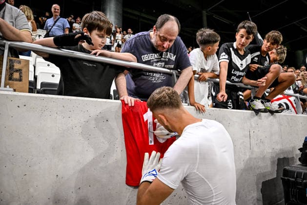 23 07 2026, Lugano, AIL Arena, Conference League: FC Lugano - KF Dukagjini, 16 David von Ballmoos (Lugano) signs his jersey and gives it to a fan Lugano AIL Arena Ticino Switzerland *** July 23, 2026, Lugano, AIL Arena, Conference League: FC Lugano vs. KF Dukagjini, 16 David von Ballmoos of Lugano signs his jersey and gives it to a fan at the AIL Arena in Lugano, Ticino, Switzerland Copyright: xJustPictures.ch AndreaxBrancax jp-en-AnBr-AB_23072026_5335