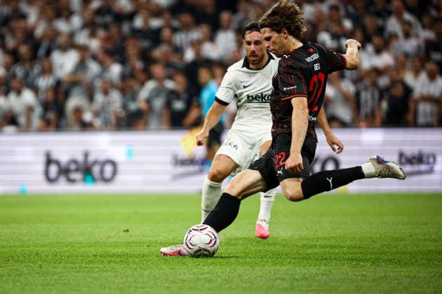 Besiktas vs Midtjylland UEFA Europa League Qualification 2nd Round Mads Bech Sorensen of FC Midtjylland passes the ball during the match. Besiktas and Midtjylland faced each other at UEFA Europa League Qualification 2nd Round 1st leg. The match took place in Tupras Stadium on July 23th, 2026. Istanbul Istanbul Turkey Copyright: xBurakxBasturkx
