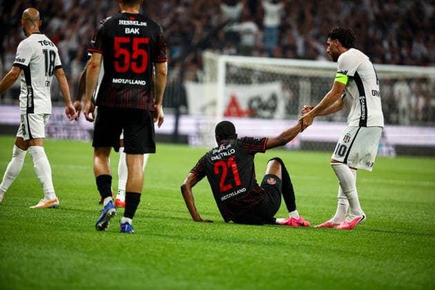 Besiktas vs Midtjylland UEFA Europa League Qualification 2nd Round Orkun Kokcu of Besiktas JK helps Denil Castillo of FC Midtjylland to stand up during the match. Besiktas and Midtjylland faced each other at UEFA Europa League Qualification 2nd Round 1st leg. The match took place in Tupras Stadium on July 23th, 2026. Istanbul Istanbul Turkey Copyright: xBurakxBasturkx