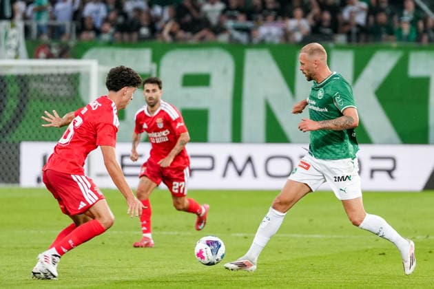 Fussball, UEFA Europa League Qualifikation: FC St. Gallen 1879 vs. Benfica Lissabon, Donnerstag, 23.07.2026 (Berit Sitterstadion, St. Gallen, Schweiz); Manu Silva (16, Benfica Lissabon), Carlo Boukhalfa (11, FC St. Gallen) *** Soccer, UEFA Europa League Qualifying: FC St. Gallen 1879 vs. Benfica Lisbon, Thursday, July 23, 2026, Berit Sitter Stadium, St. Gallen, Switzerland; Manu Silva 16, Benfica Lisbon, Carlo Boukhalfa 11, FC St. Gallen Copyright: xValentinxDomgjonix